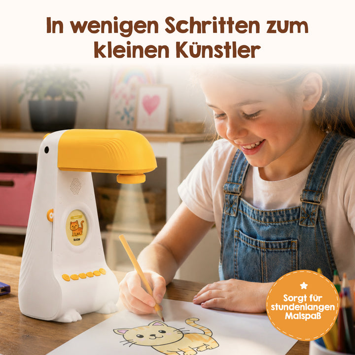 Ein lächelndes Kind malt mit dem Edubini Zeichen-Projektor (Geschenk-Starterset) von Edubini eine Comic-Katze auf Papier. Der deutsche Text darüber lautet: „In wenigen Schritten zum kleinen Künstler“. Auf einem Aufkleber darunter steht: „Sorgt für stundenlangen Malspaß“.