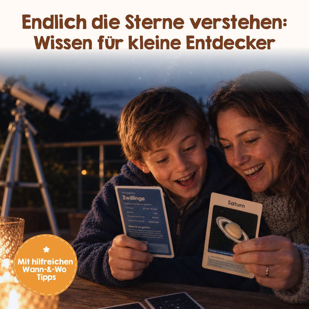 Eine Frau und ein Junge lächeln, während sie draußen bei Nacht im Kerzenschein die „Edubini Sterngucker Entdeckerkarten für Kinder“ betrachten; im Hintergrund ist ein Teleskop zu sehen. Über ihnen ermutigt ein deutscher Text von Edubini junge Entdecker dazu, das Wissen über die Sterne zu entdecken („Sternbilder Kinder“).