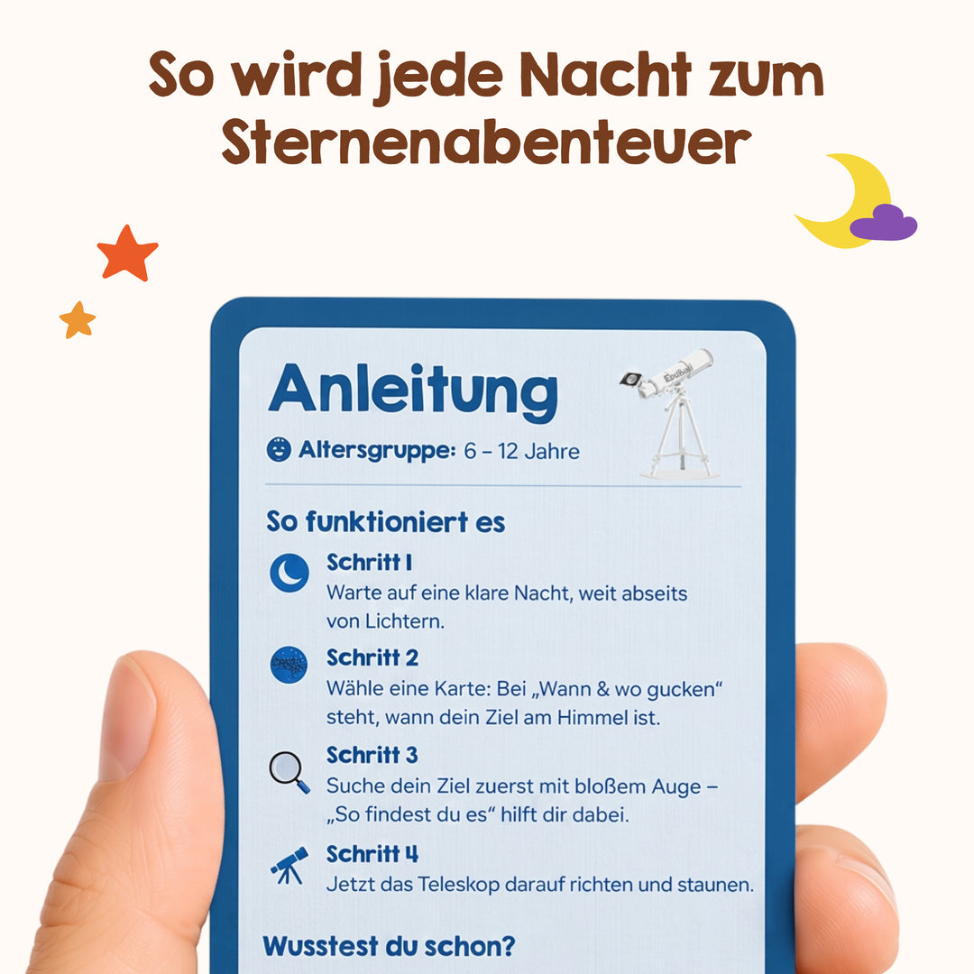Eine Hand hält eine Karte aus dem Set „Edubini Sterngucker Entdeckerkarten für Kinder“ von Edubini, auf der eine Anleitung zum Sterngucken mit dem Titel „Anleitung“ für Kinder im Alter von 6 bis 12 Jahren zu finden ist. Die Karte beschreibt einfache Schritte zur Beobachtung von Sternen in der Nacht mit einem Teleskop und hilft Kindern dabei, Sternbilder leicht zu entdecken. Sterne und ein Mond zieren das Bild.