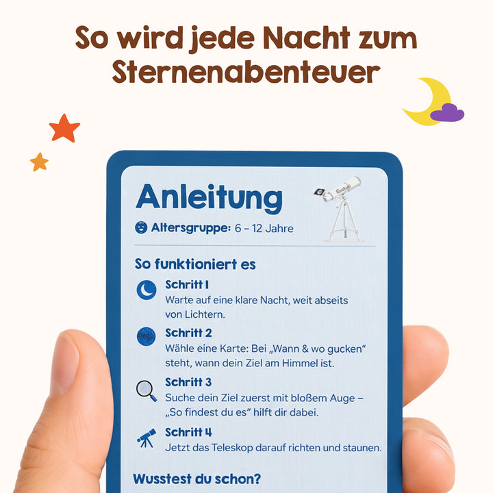 Eine Hand hält eine Karte aus dem Set „Edubini Sterngucker Entdeckerkarten für Kinder“ von Edubini, auf der eine Anleitung zum Sterngucken mit dem Titel „Anleitung“ für Kinder im Alter von 6 bis 12 Jahren zu finden ist. Die Karte beschreibt einfache Schritte zur Beobachtung von Sternen in der Nacht mit einem Teleskop und hilft Kindern dabei, Sternbilder leicht zu entdecken. Sterne und ein Mond zieren das Bild.