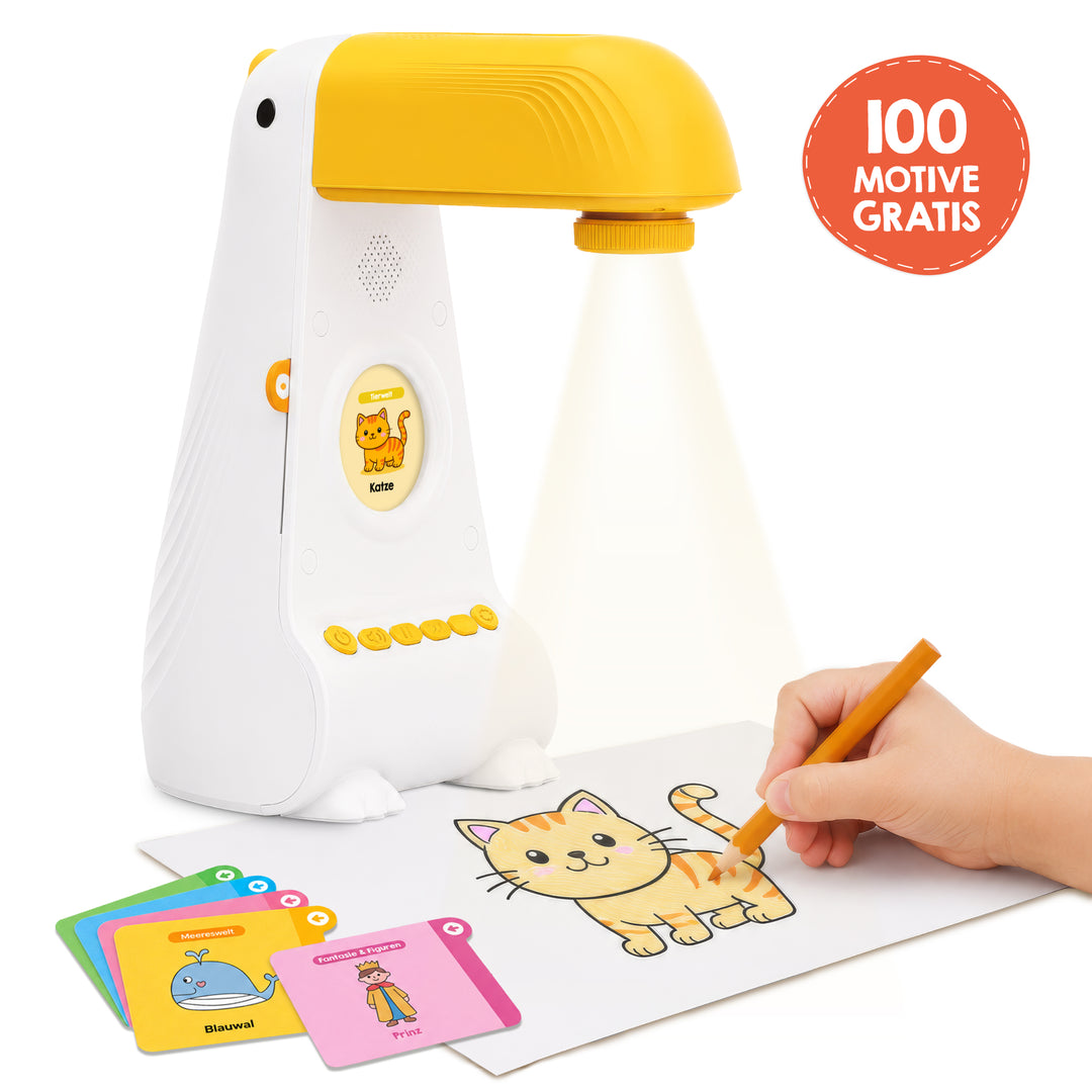 Ein Kind malt eine Katzenzeichnung auf Papier aus, das vom gelb-weißen Edubini Zeichen-Projektor (Geschenk-Starterset) beleuchtet wird, wobei das Licht von oben herabströmt. In einem roten Kreis steht „100 Motive Gratis“. Neben dem Blatt liegen bunte Tierkarten, wodurch sich dieser Edubini Mal-Projektor ideal zum Zeichnen für Kinder und zum kreativen Spielen eignet.