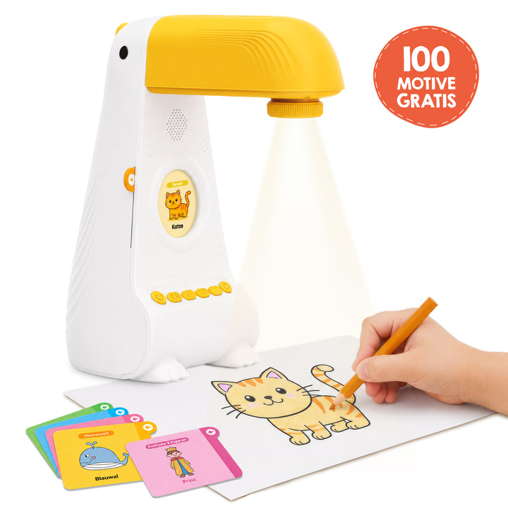 Ein Kind malt eine Katzenzeichnung auf Papier aus, das vom gelb-weißen Edubini Zeichen-Projektor (Geschenk-Starterset) beleuchtet wird, wobei das Licht von oben herabströmt. In einem roten Kreis steht „100 Motive Gratis“. Neben dem Blatt liegen bunte Tierkarten, wodurch sich dieser Edubini Mal-Projektor ideal zum Zeichnen für Kinder und zum kreativen Spielen eignet.